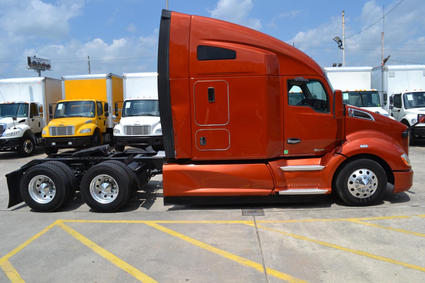 2020 ORANGE /BLACK KENWORTH T680 with an PACCAR MX13 12.9L 455HP engine, PACCAR PO-16F112C 12SPD AUTOMATED transmission, located at 9172 North Fwy, Houston, TX, 77037, (713) 910-6868, 29.887470, -95.411903 - Photo#3